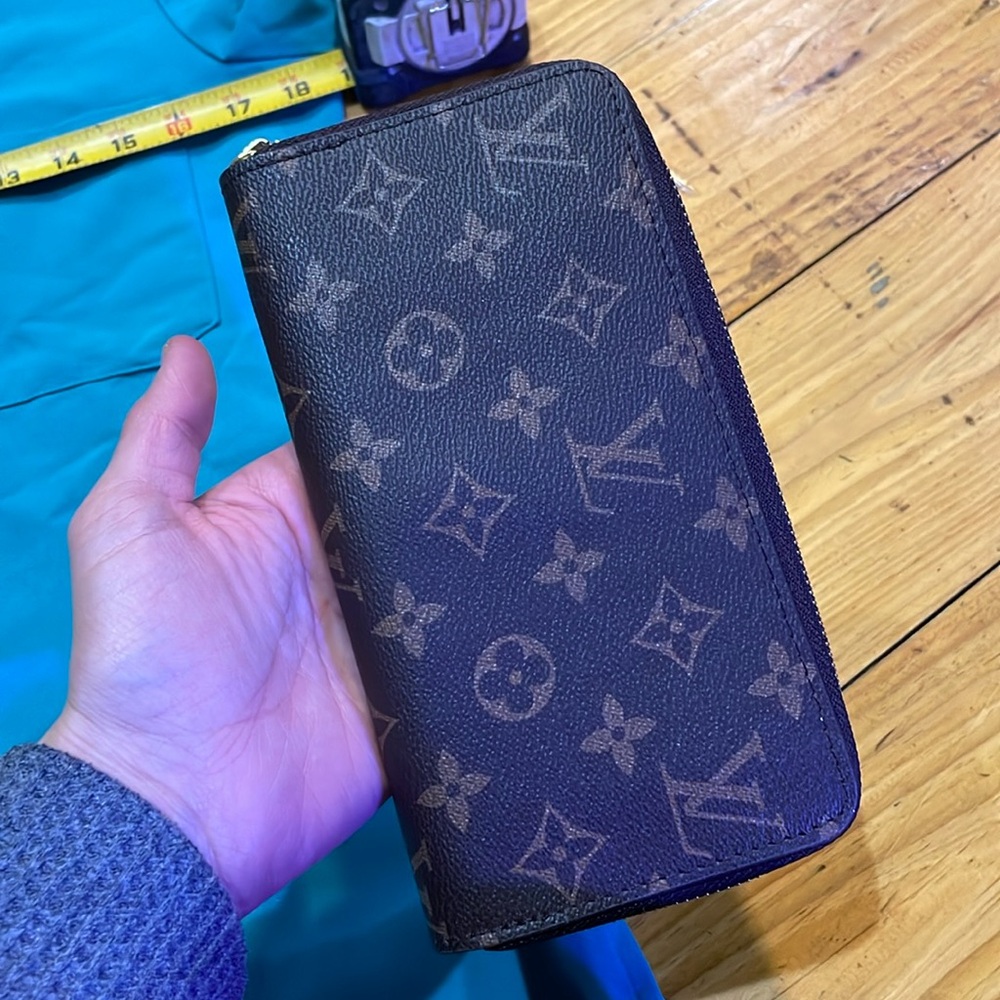 LV wallet dupe